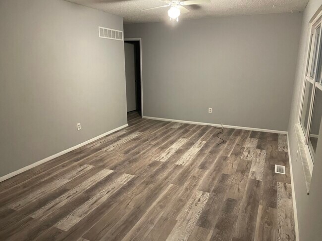 Building Photo - 1801 Springhill Dr