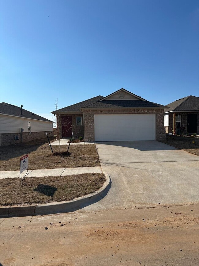 Building Photo - *Pre-leasing* Three Bedroom | Two Bath Hom...