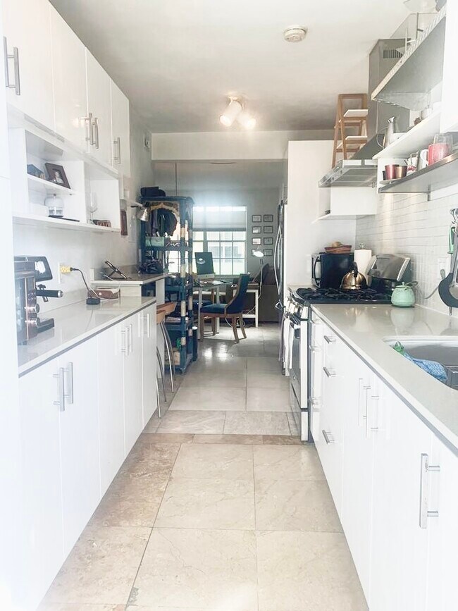 Foto del edificio - 8540 Byron Ave