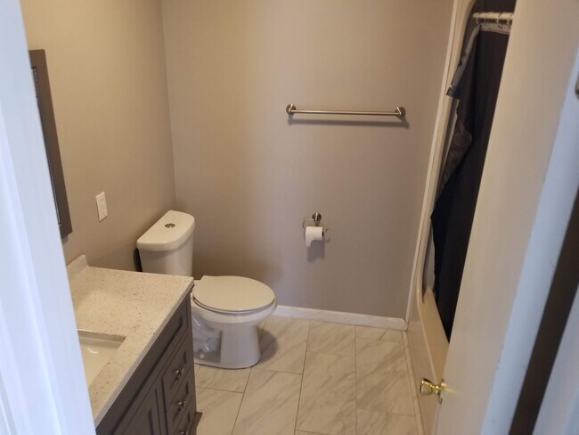 Main bath - 2557 S Bluebeard Trail SW