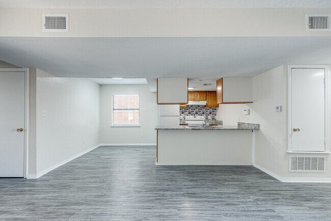 Building Photo - 2904 NW Ozmun Ave