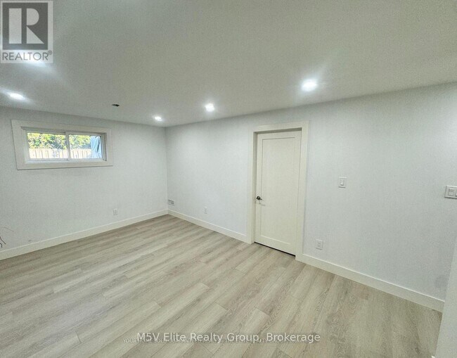 Photo du bâtiment - 3276 Victory Crescent