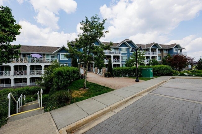 Photo du bâtiment - 16380-16364 64 Ave