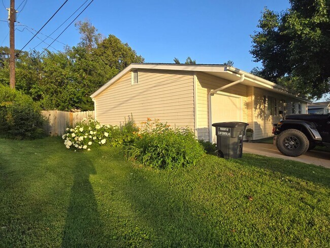 Foto del edificio - 3-4 bedroom ranch with attached garage, fe...