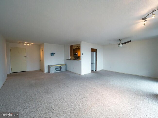 Foto del edificio - 6100 Westchester Park Dr