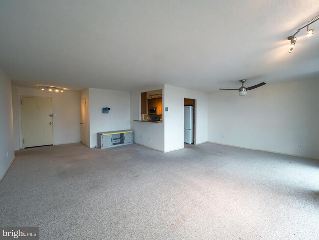 Building Photo - 6100 Westchester Park Dr