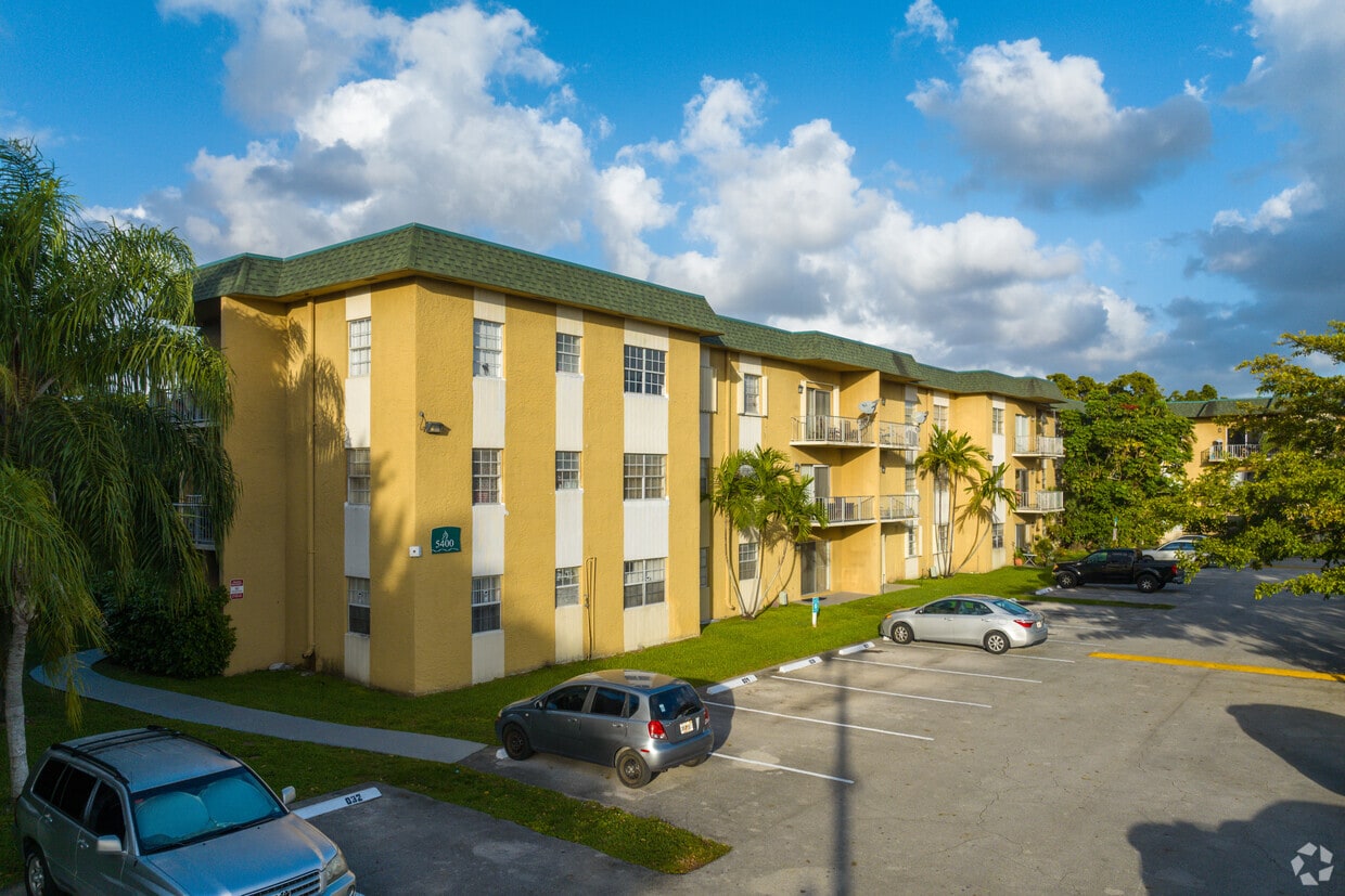 5400-5450 SW 77th Ct - Miller Lake Apartments