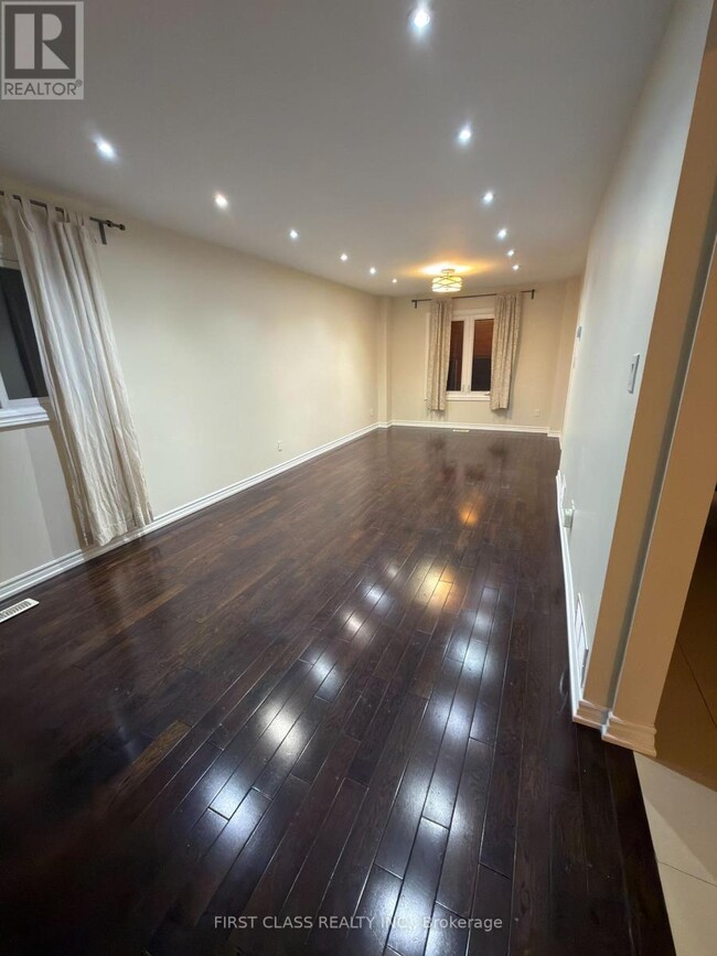 Building Photo - 659 Thamesford Terrace