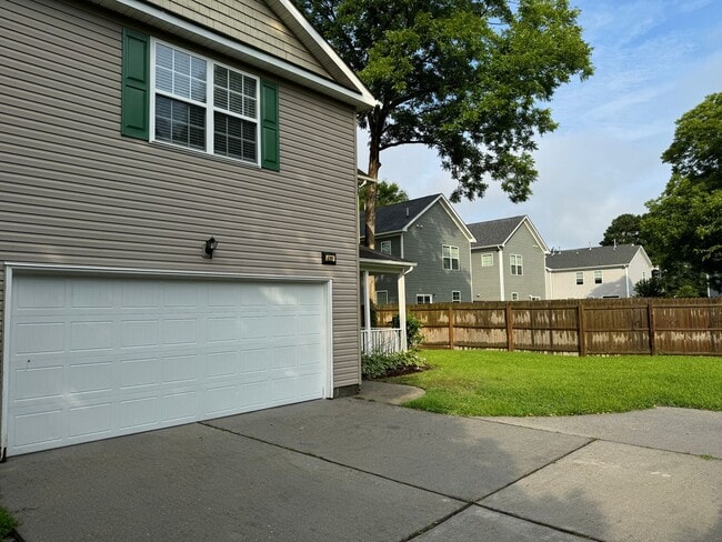 Building Photo - Large Three Bedroom Duplex_Kempsville Borough