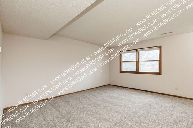 Building Photo - OUTDOOR SPACE!! 2 Bed, 1.5 Bath Duplex in ...