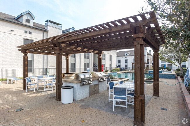 Outdoor Grilling Area - Verlaine on the Parkway