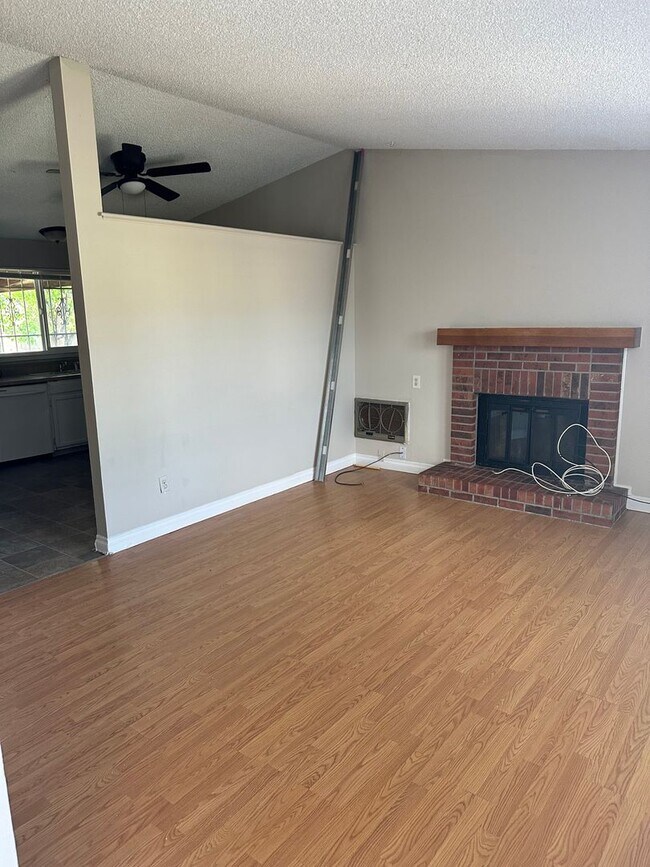 Foto del edificio - 4 Bedroom 2 Bathroom Single-Family Home in...