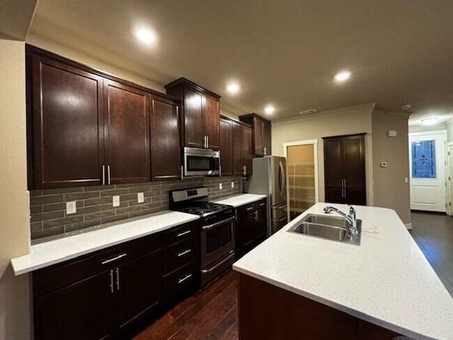 Building Photo - 4 Bedroom 2.5 Bath Peabody Townhome in the...