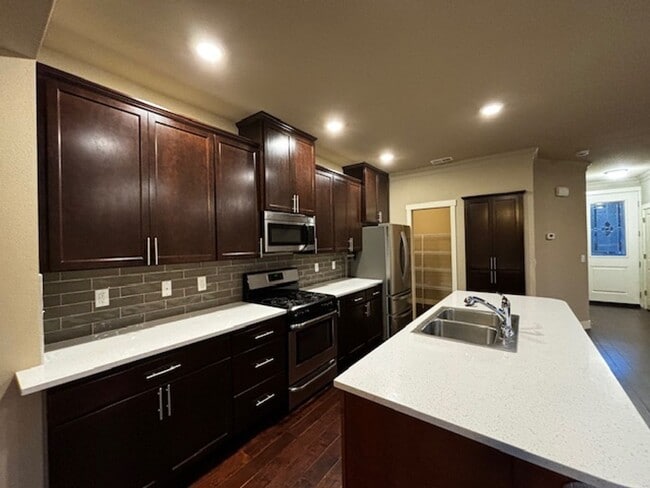 Foto del edificio - 4 Bedroom 2.5 Bath Peabody Townhome in the...