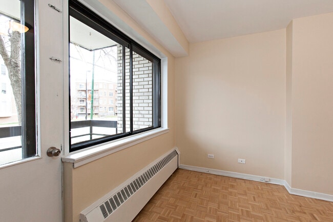 Building Photo - 5745 Ch De La Côte-Saint-Luc