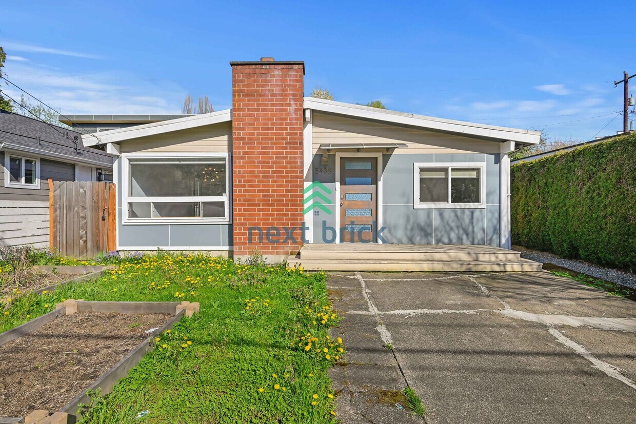 Primary Photo - Elegant 3 bed & 2 bath single family house...