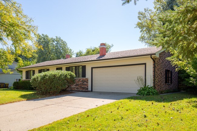 Building Photo - 915 Camelot Dr