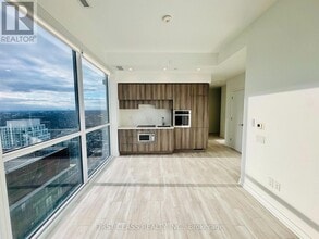 Building Photo - 39 Roehampton Ave