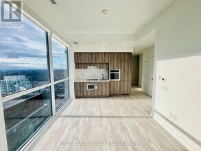 Building Photo - 39 Roehampton Ave