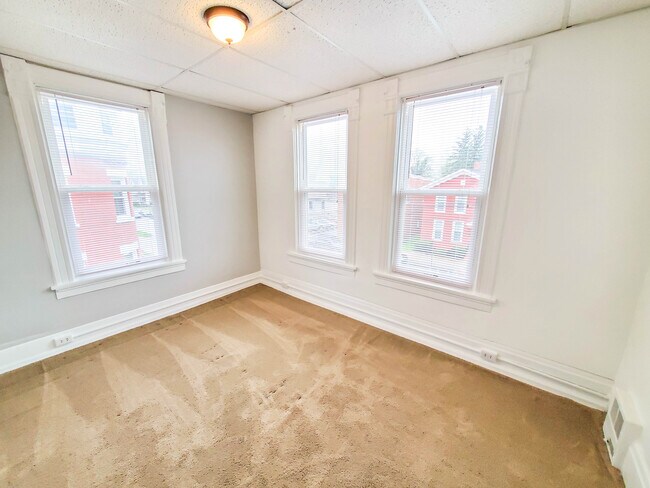 Building Photo - 301 W 8th St