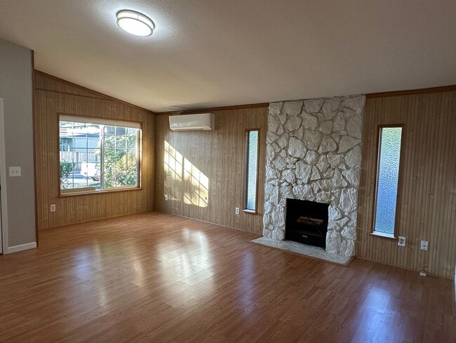 Spacious & Stylish 3BD Home with Iconic Stone Fireplace + Soaking Tub - Spacious & Stylish 3BD Home with Iconic Stone Fireplace + Soaking Tub