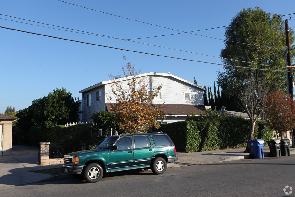 Primary Photo - 7032 Milwood Ave