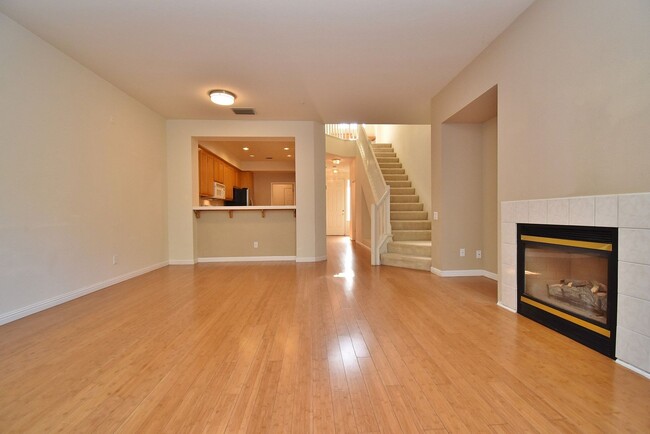 Foto del edificio - $3,150 / GORGEOUS TWO BEDROOM TOWNHOME IN ...