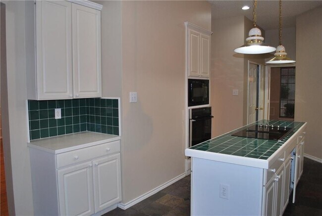 Building Photo - Fantastic 4-2-2 in Highland Village Green Belt!