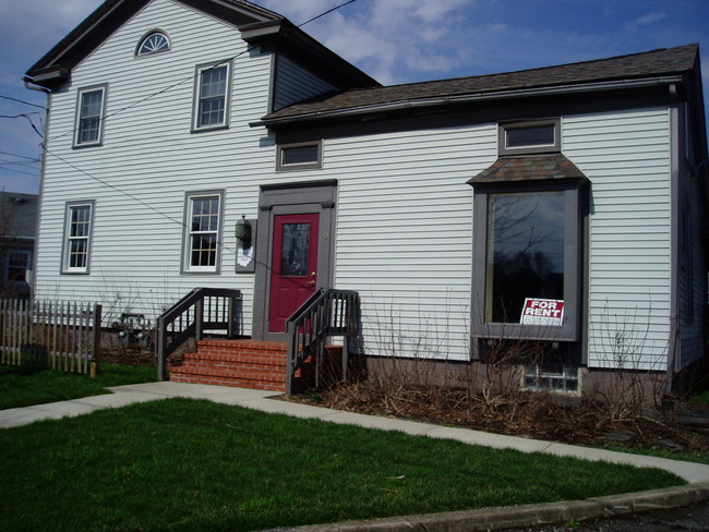 Building Photo - 11 E McKinley Way