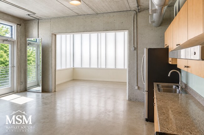 Foto del edificio - ROOFTOP IN STARLAND?  HERE IT IS! AVAILABLE NOW!