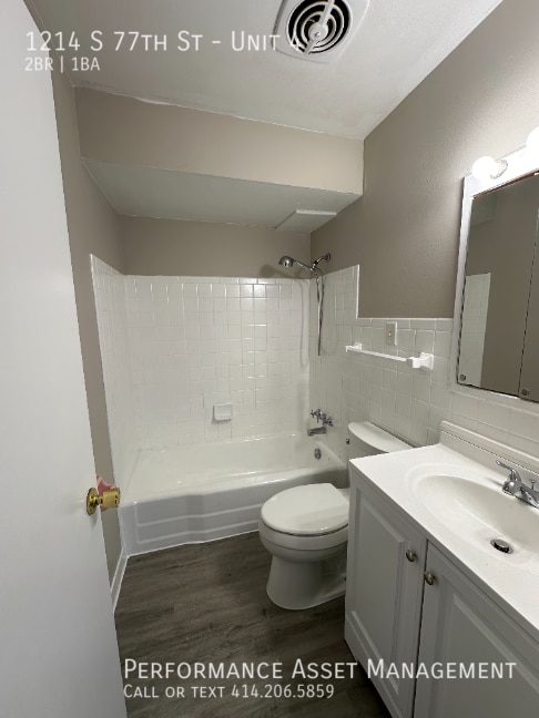 Building Photo - Cozy West Allis 2 Bedroom Apartment