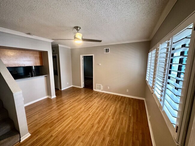 Foto del edificio - ***West Campus Apartment for Rent * Pet Friendly * Walk to UT Campus * On Bus Route * Spacious * ...