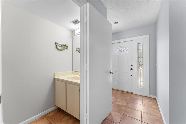 Foto del edificio - 6175 Riverwalk Ln