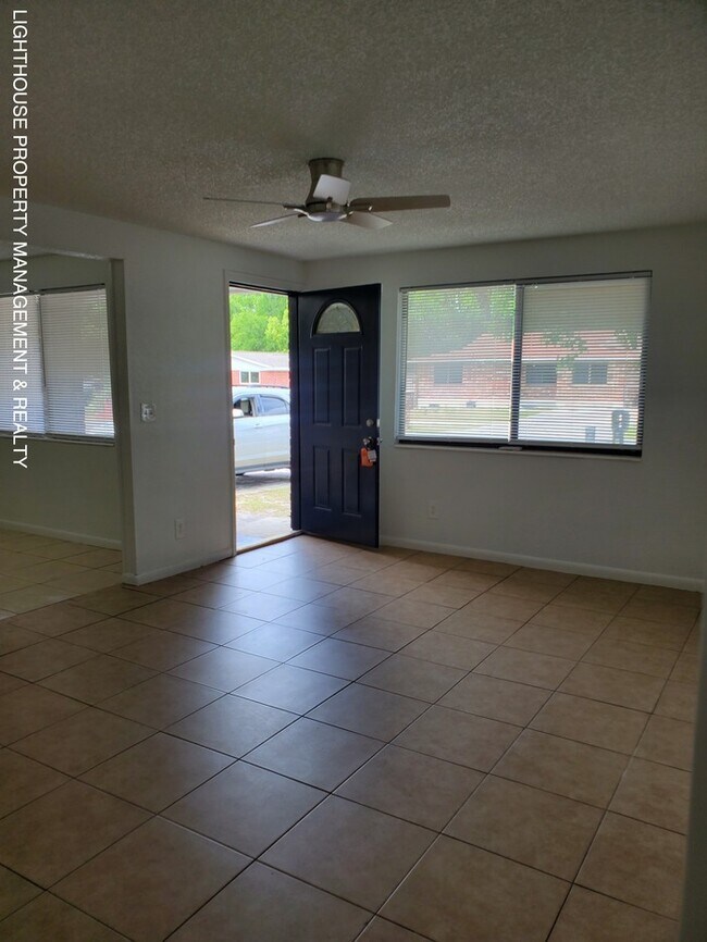 Foto del edificio - Charming 4 Bed/2 Bath Home!