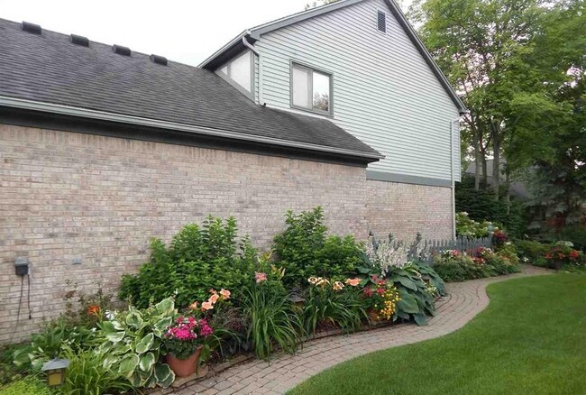 Building Photo - 5335 Standish Dr
