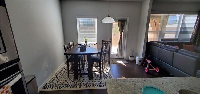 Foto del edificio - 4710 Falls River Dr