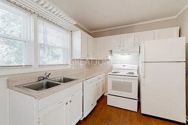 Foto del edificio - 2816 Friendly Ln