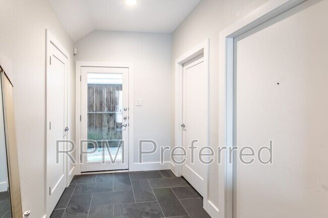 Foto del edificio - 4104 Spencer St