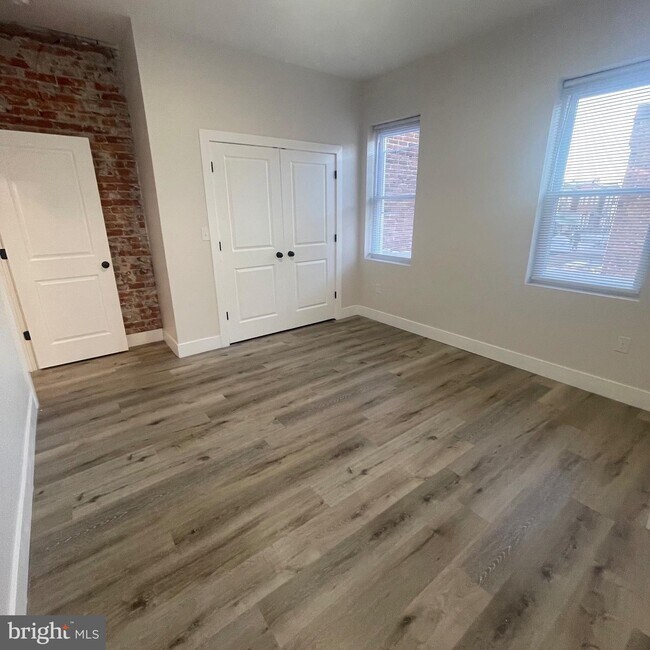 Building Photo - 5621 W Girard Ave