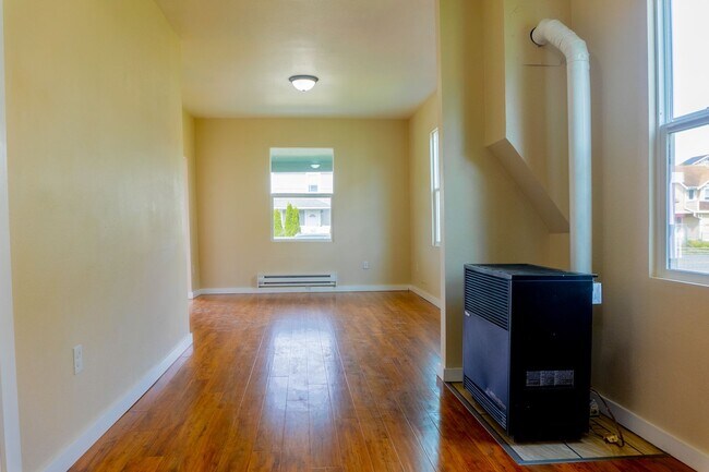 Foto del edificio - Spacious 3 bedroom / 2 bathroom single family home available in Tacoma!