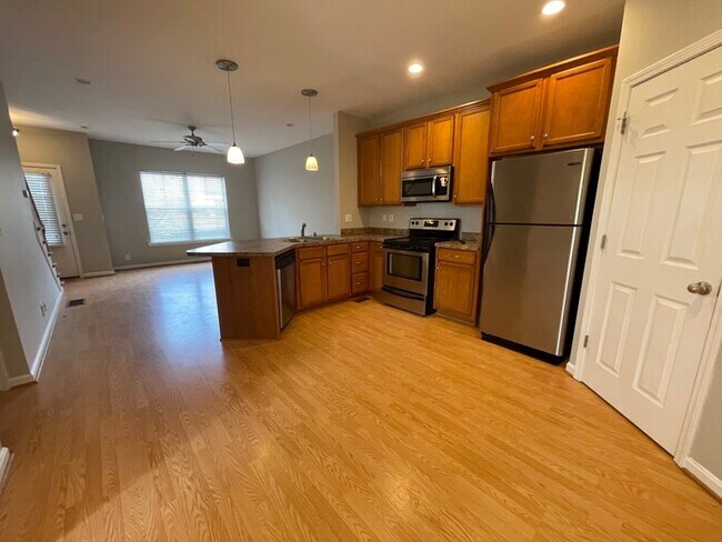 Building Photo - 2BD/2.5BA Townhome