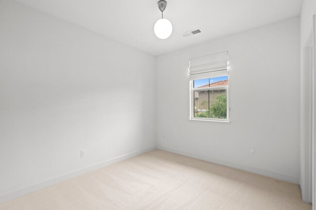 Foto del edificio - TOSCANA TOWNHOME EMBRACES LUXURY LIVING PRIVACY | SECURITY | MANY UPGRADES