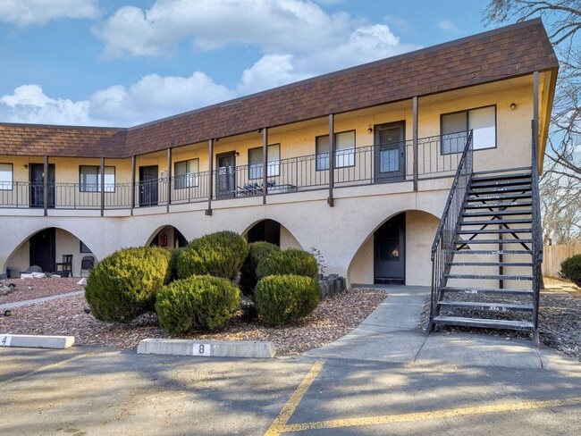 Building Photo - Remodeled 2 Bedroom, 1 Bathroom Apartment- Close to shopping!