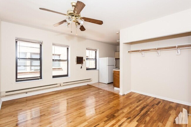 Building Photo - 0 bedroom in Chicago IL 60657