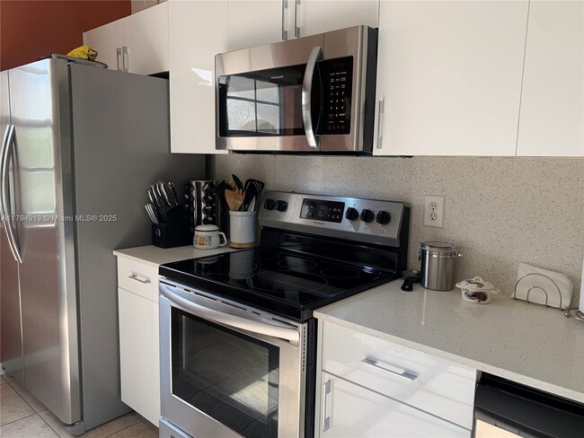 Foto del edificio - 5600 NW 114th Pl
