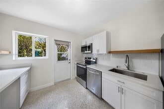 Building Photo - 1096 Raven Ave