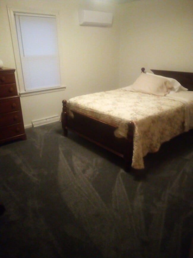 bedroom furnished - 703 Monroe St