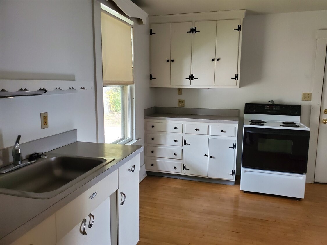 164 Church Ave Unit 2, Westminster, VT 05101 Room for Rent in