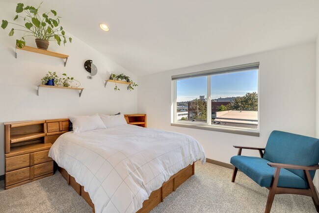 Foto del edificio - Modern 2-Bedroom Townhome in the Heart of ...