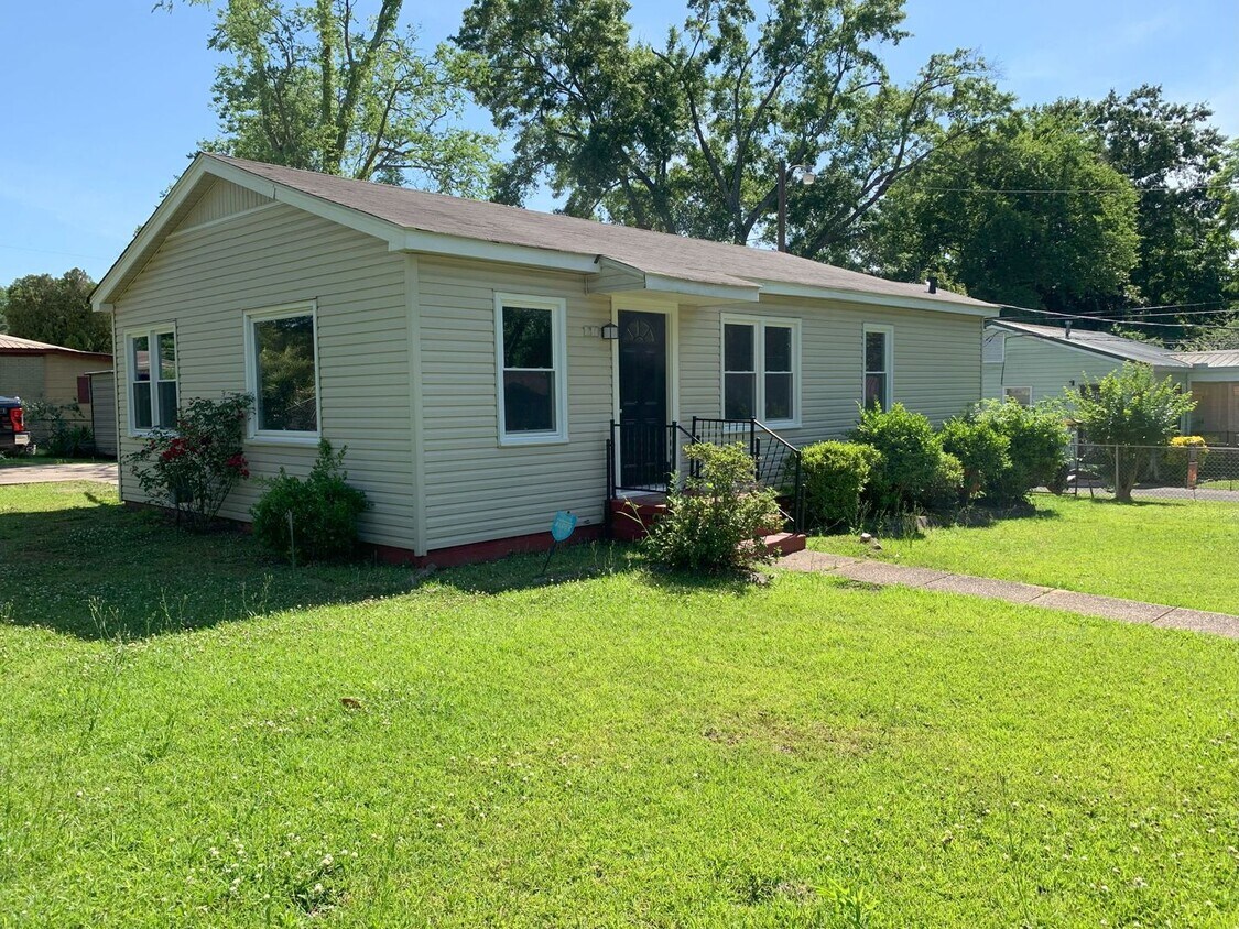 Primary Photo - Large 4 Bedroom 2 Bath Home
